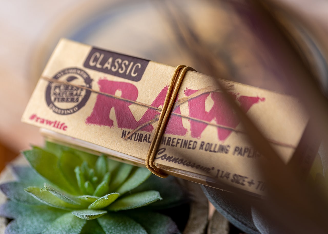 RAW Classic Connoisseur Rolling Papers with Tips - 1 1/4 - Smoke Cargo
